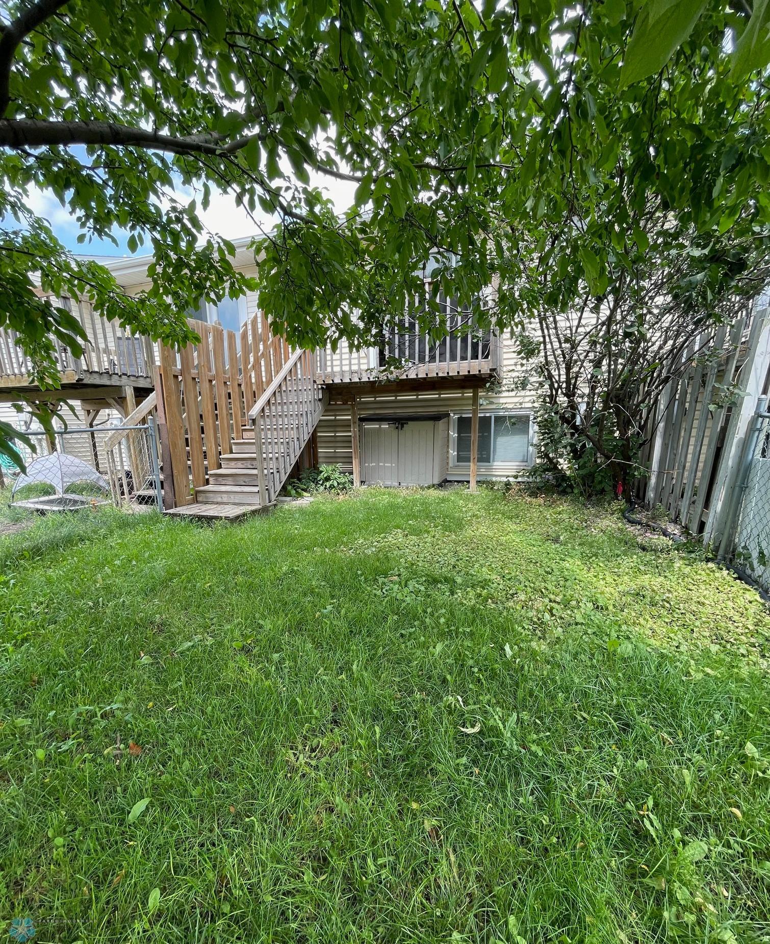 Deck / back yard