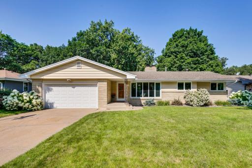 16 Oakwood Drive, Saint Paul, MN 55112