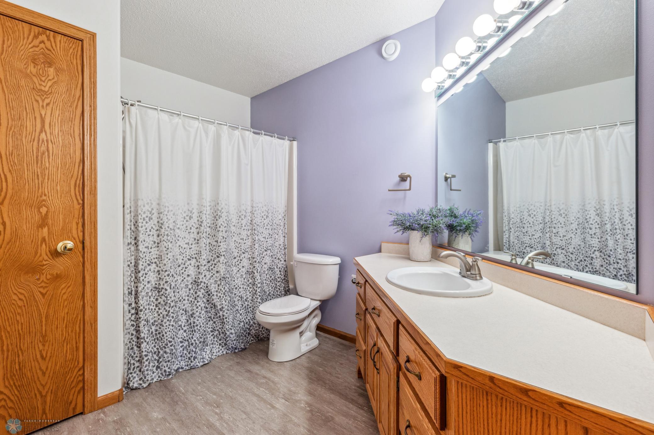 upper level full bath