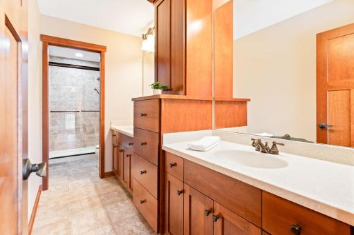 Bathroom 4 with two sinks, one for each bedroom 4/5