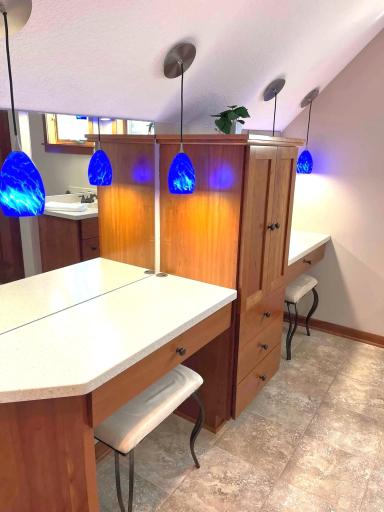 Individual make-up areas and sinks for Jack or Jill