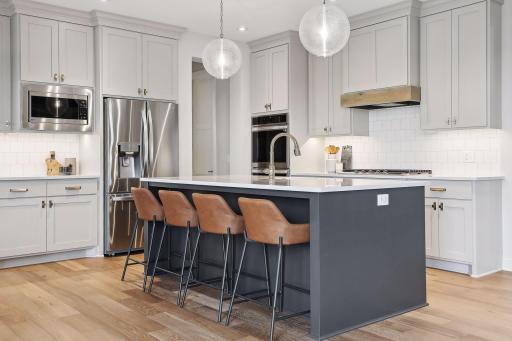 Gourmet Kitchen with breakfast bar *photo of like home