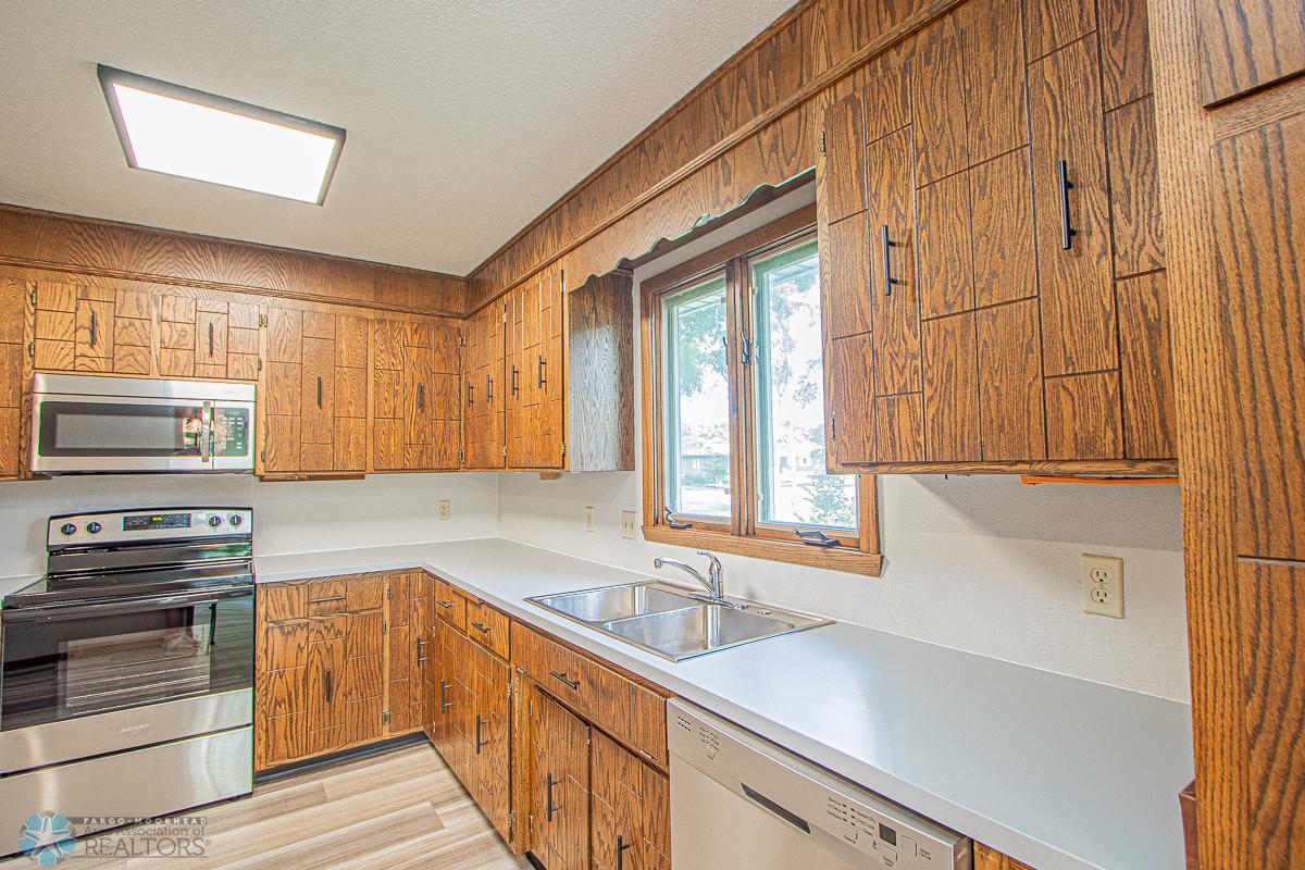 3401 1st St N, Fargo, ND 58102-08.jpg