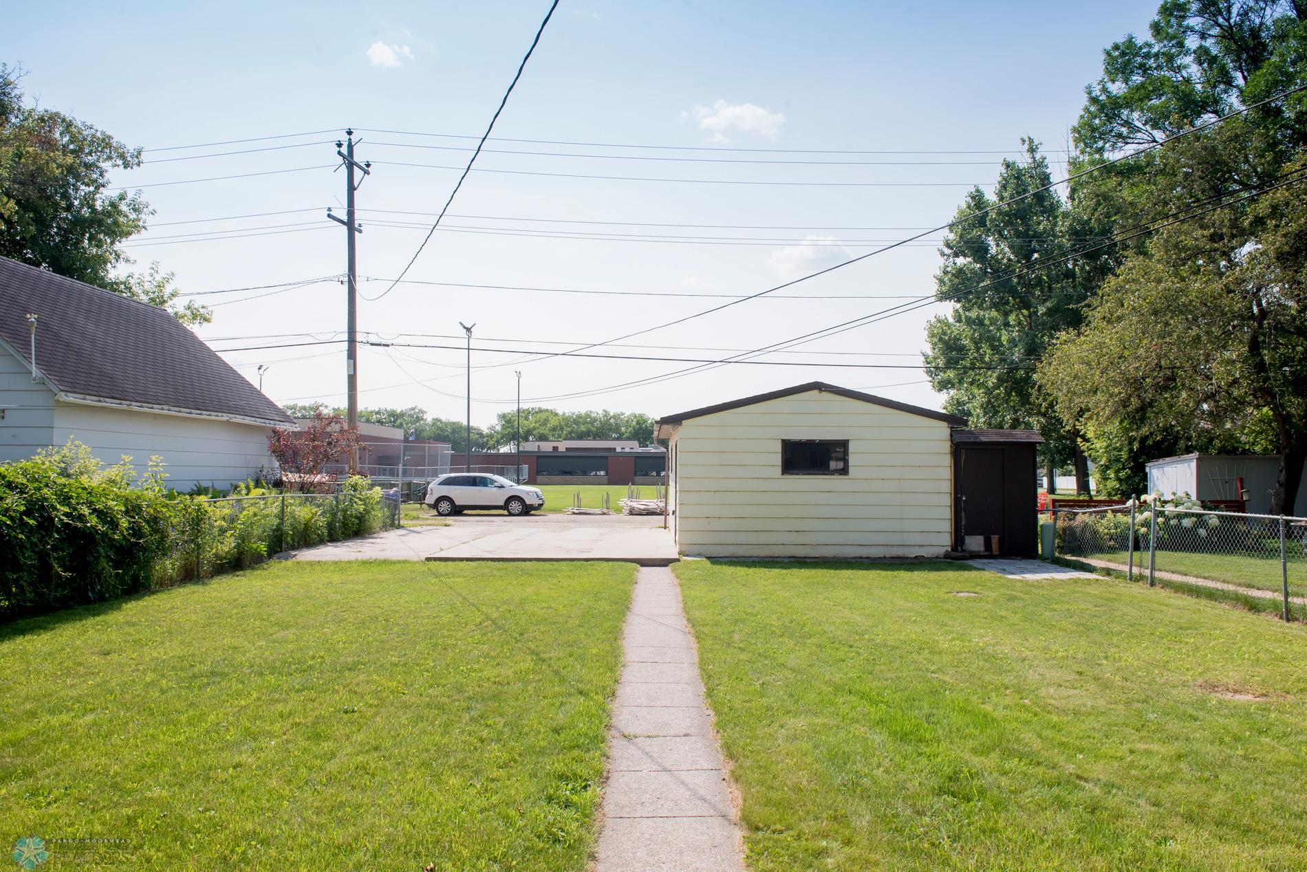 Garage- extra parking spaces- no backyard neighbors