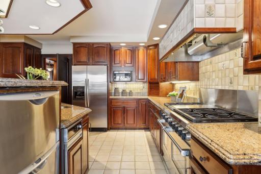 1027 Summit Avenue, Saint Paul, MN 55105
