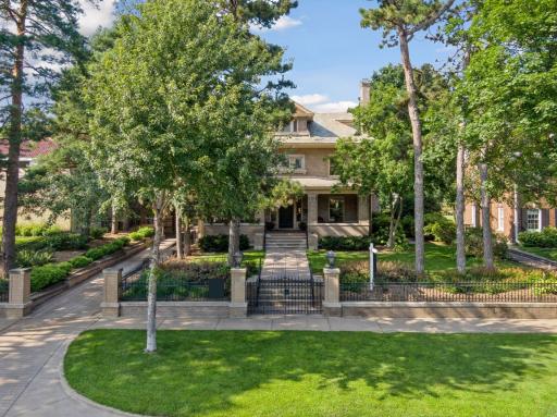 1027 Summit Avenue, Saint Paul, MN 55105