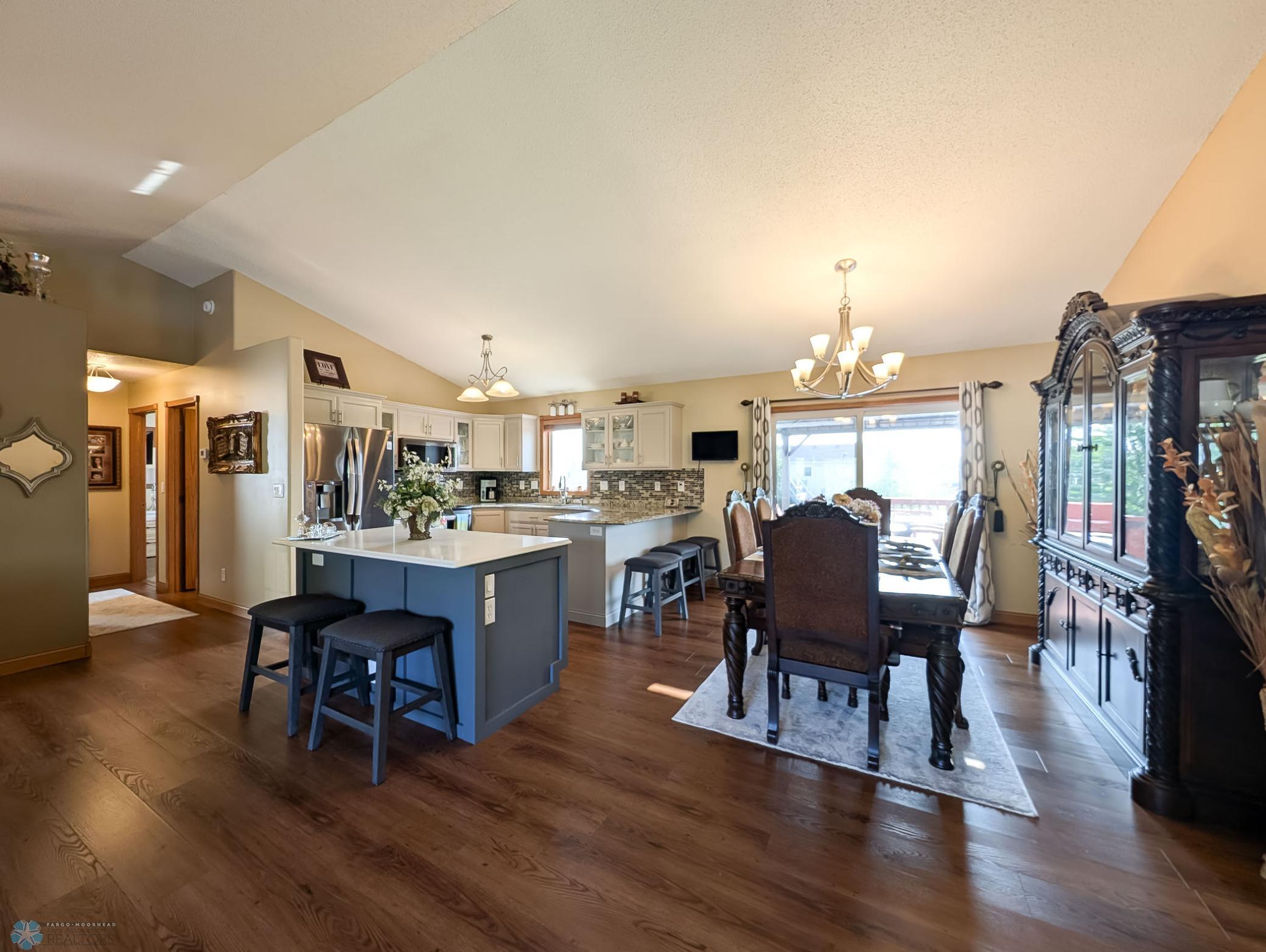 L2P005-142124474.jpg