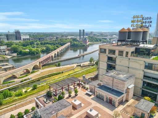 Community Rooftop overlooking the Mississippi River and Downtown Bridges