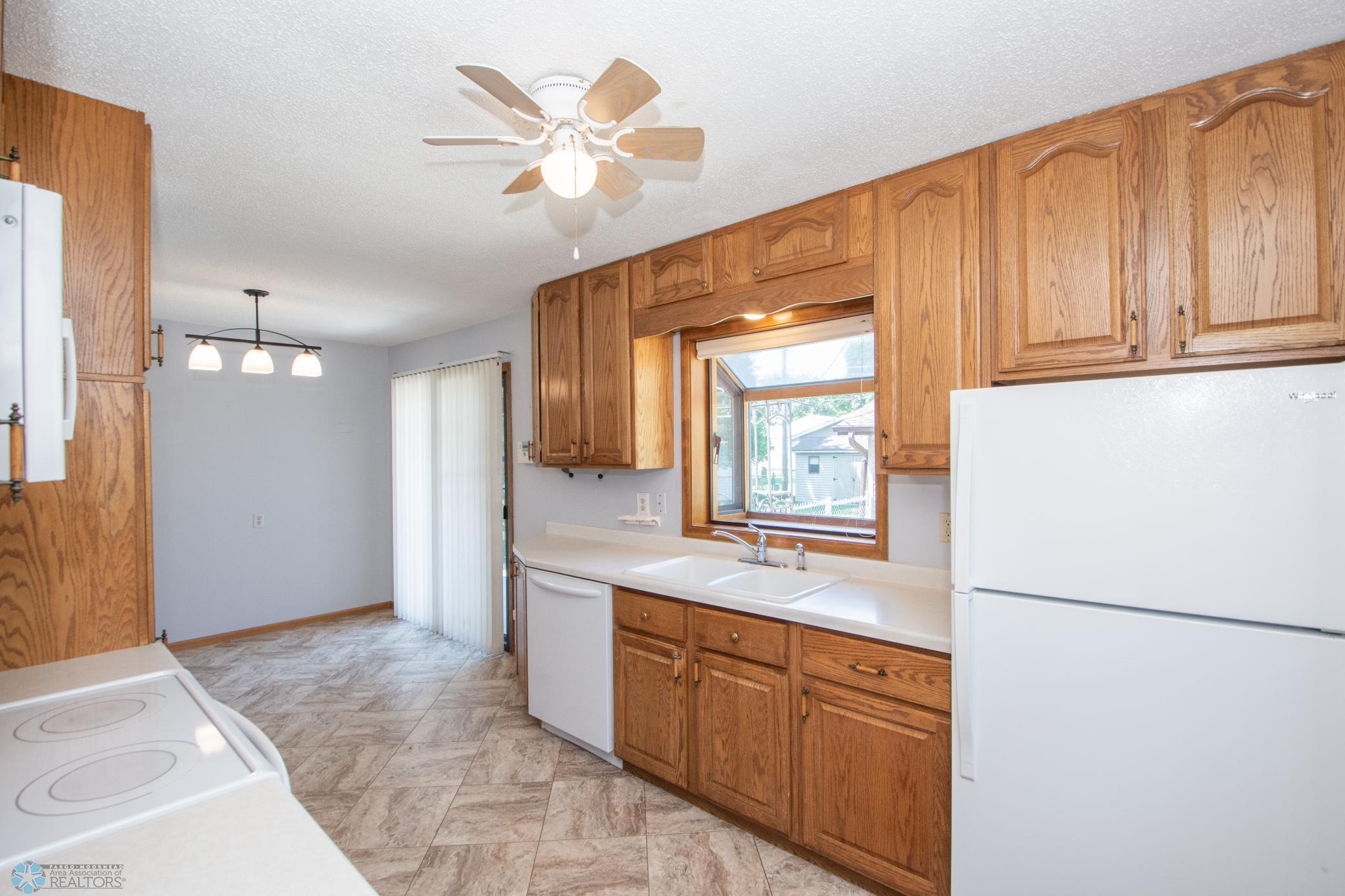 Kitchen & Dining
