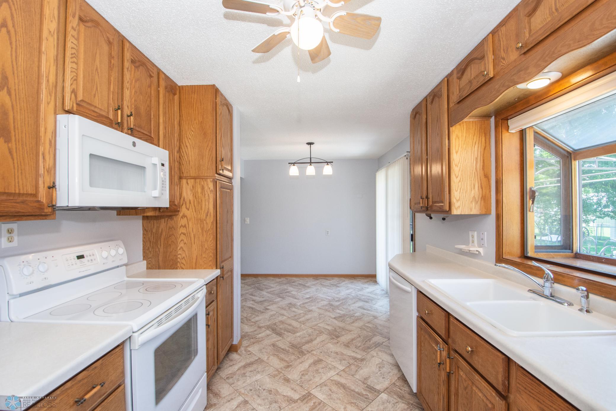 Kitchen & Dining