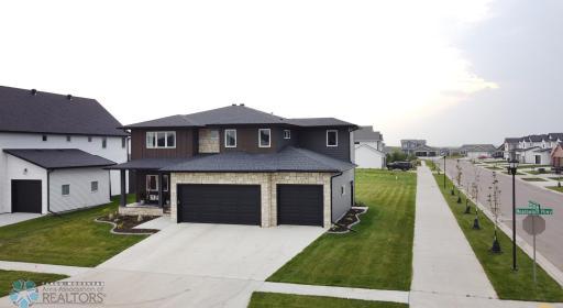 8813 Meadowlark Parkway, Horace, ND 58047