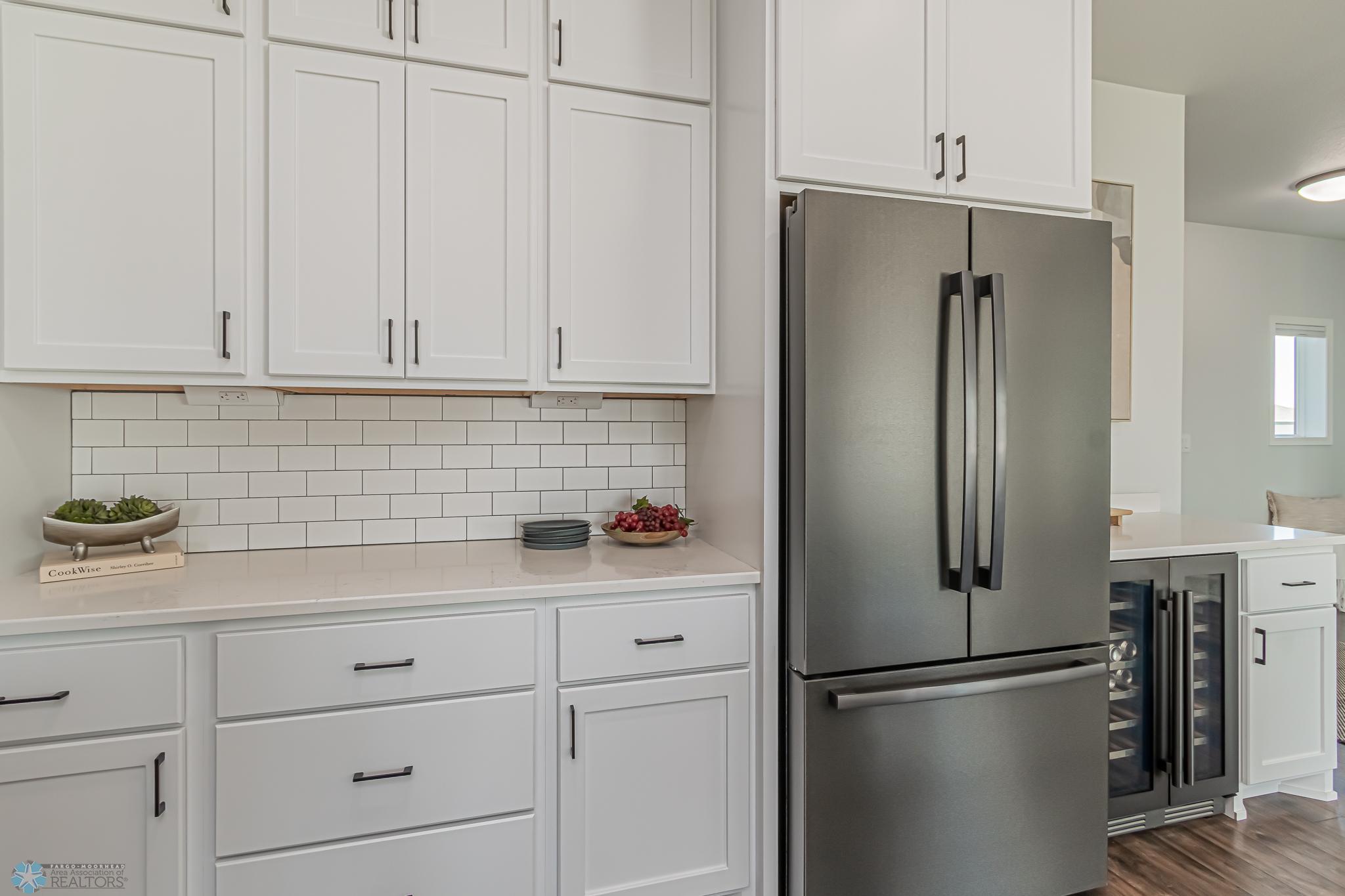 Kitchen with stainless steel appliances, tile backsplash & 9' Ceilings
