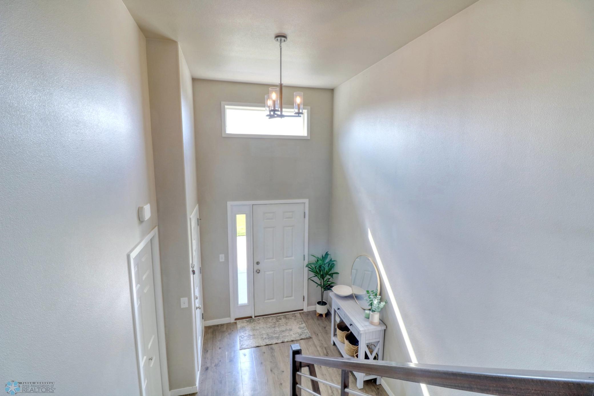 Entry w/vaulted ceiling & window!1_0.jpg