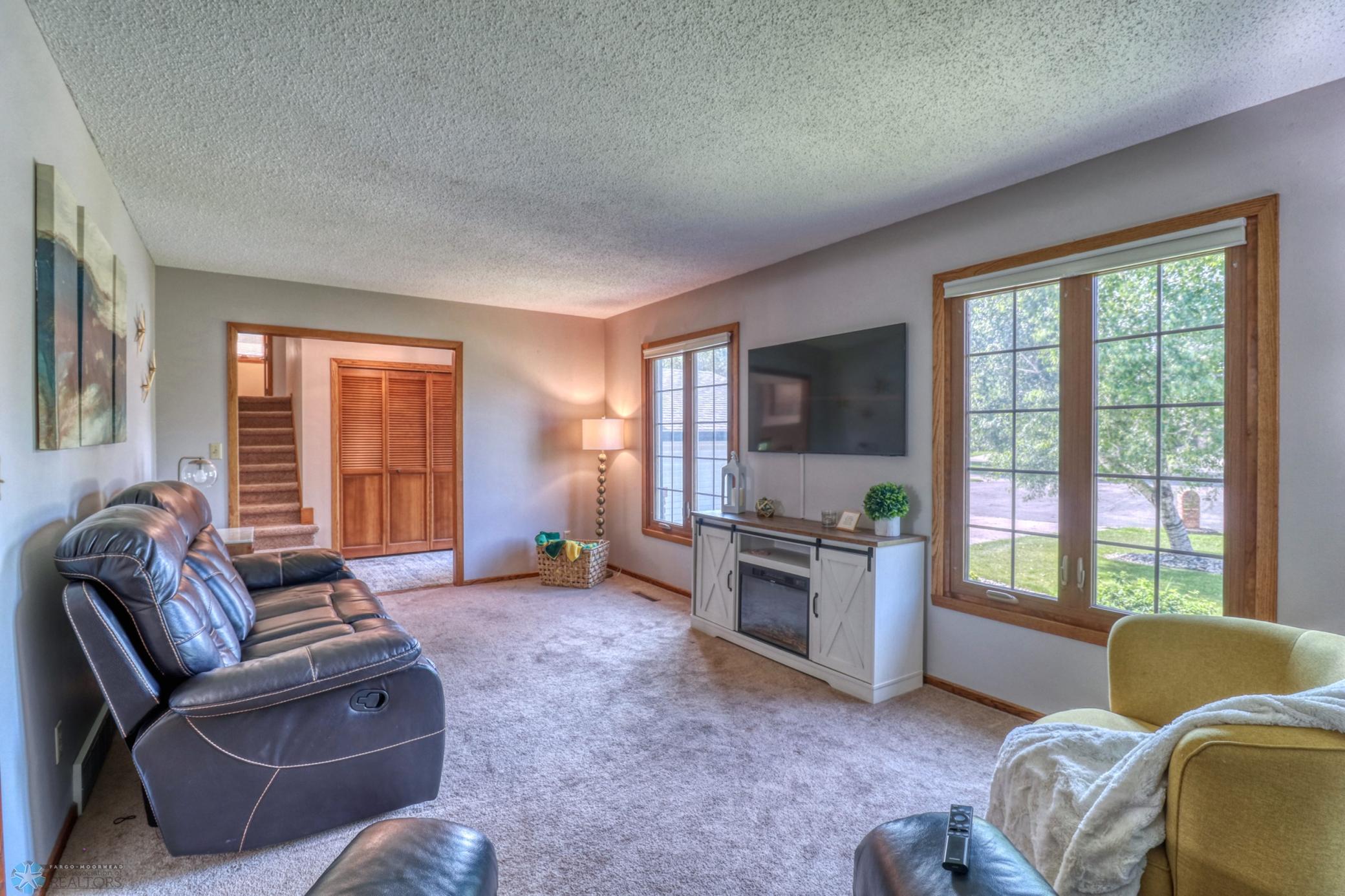 Familyroom1_1.jpg