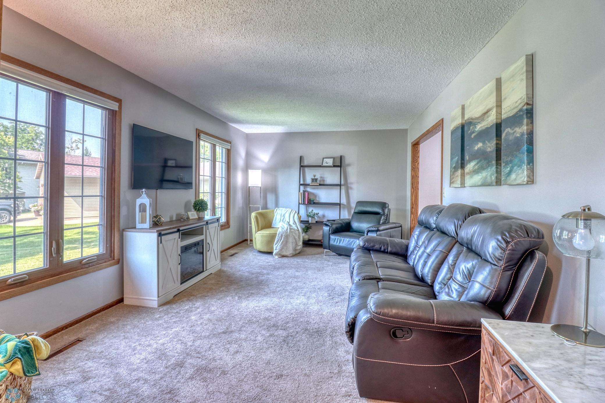 Familyroom1_3.jpg