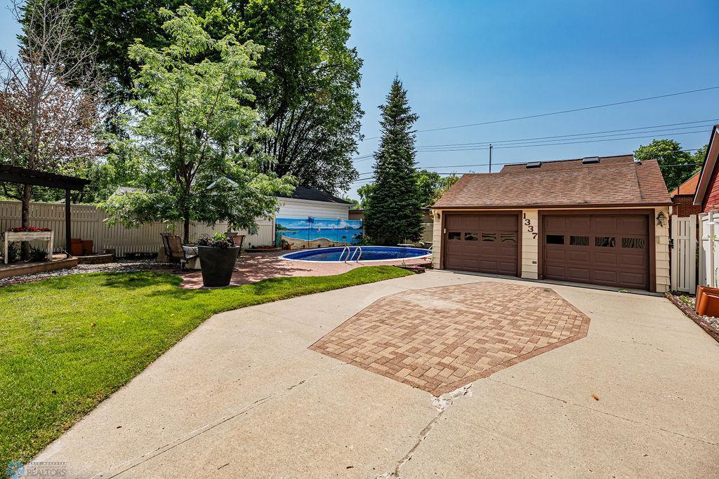 2 Stall Garage with Inlayed Pavers