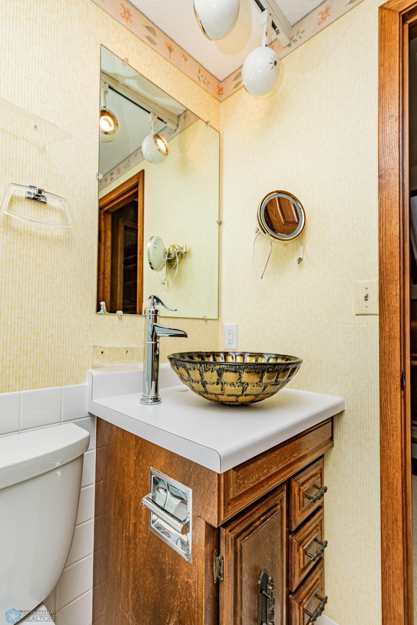 Upper Level Bath 2