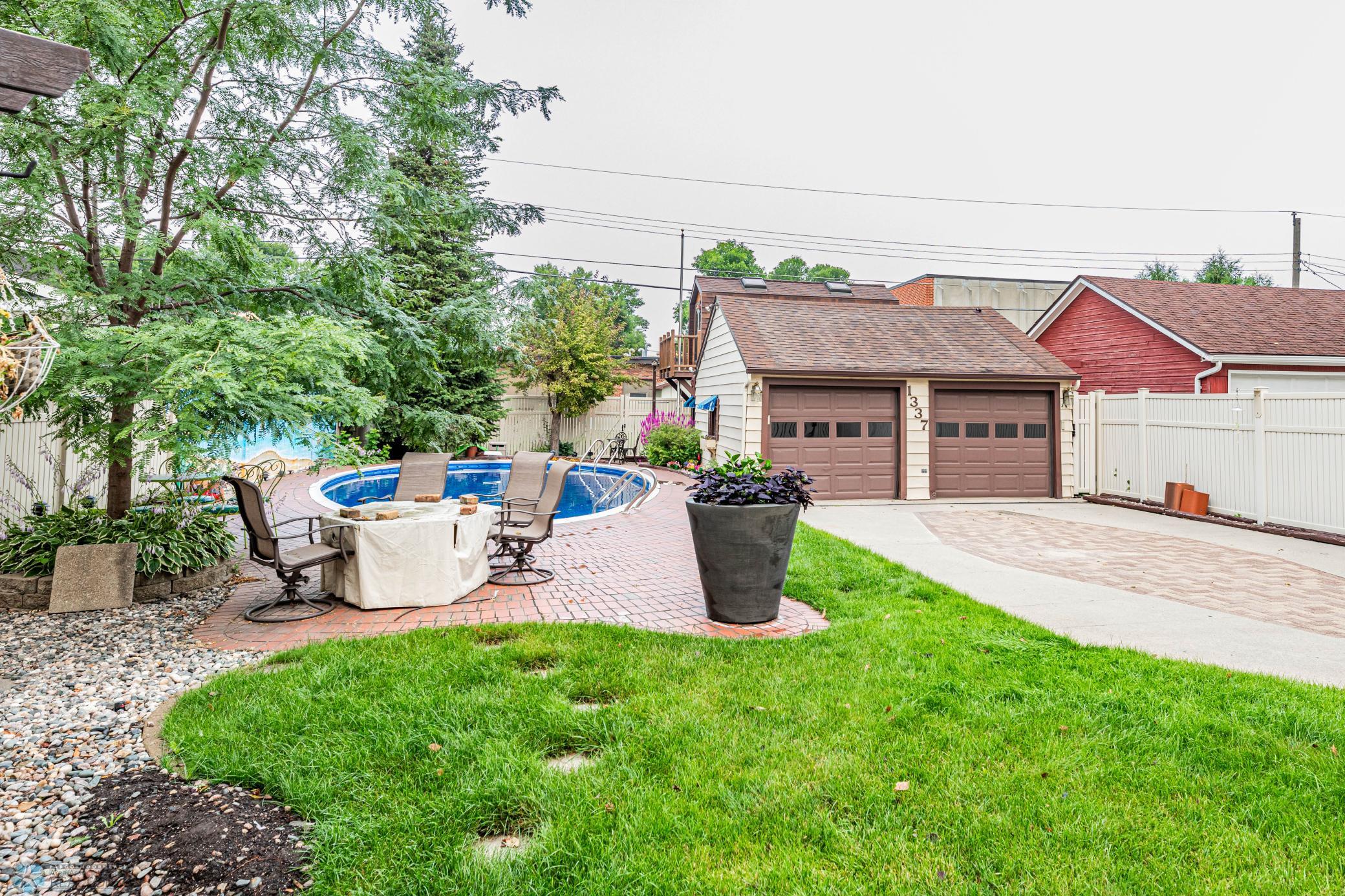 Pool Sitting/Gas Table and Chairs