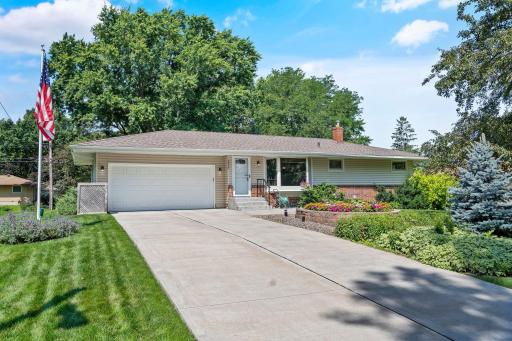 2825 Woodbridge Street, Roseville, MN 55113