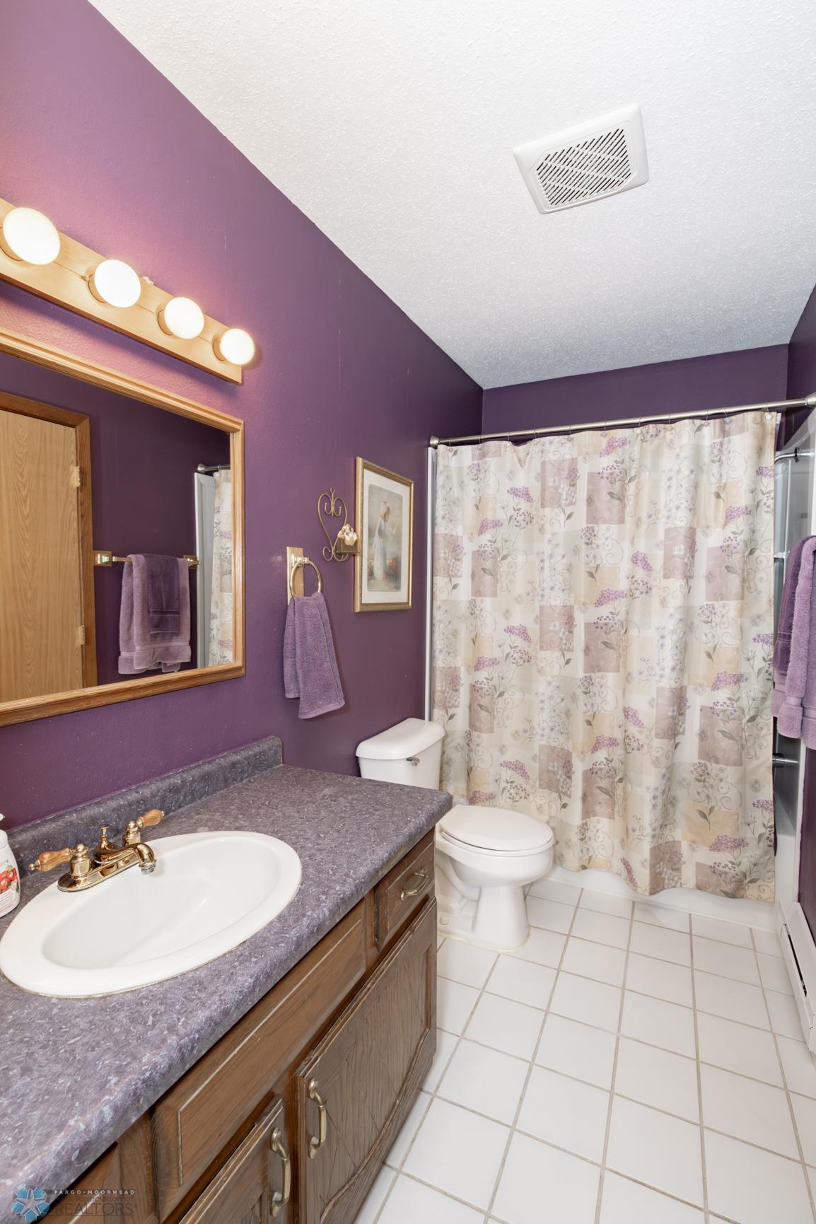 Master Bathroom - Full - Hollywood
