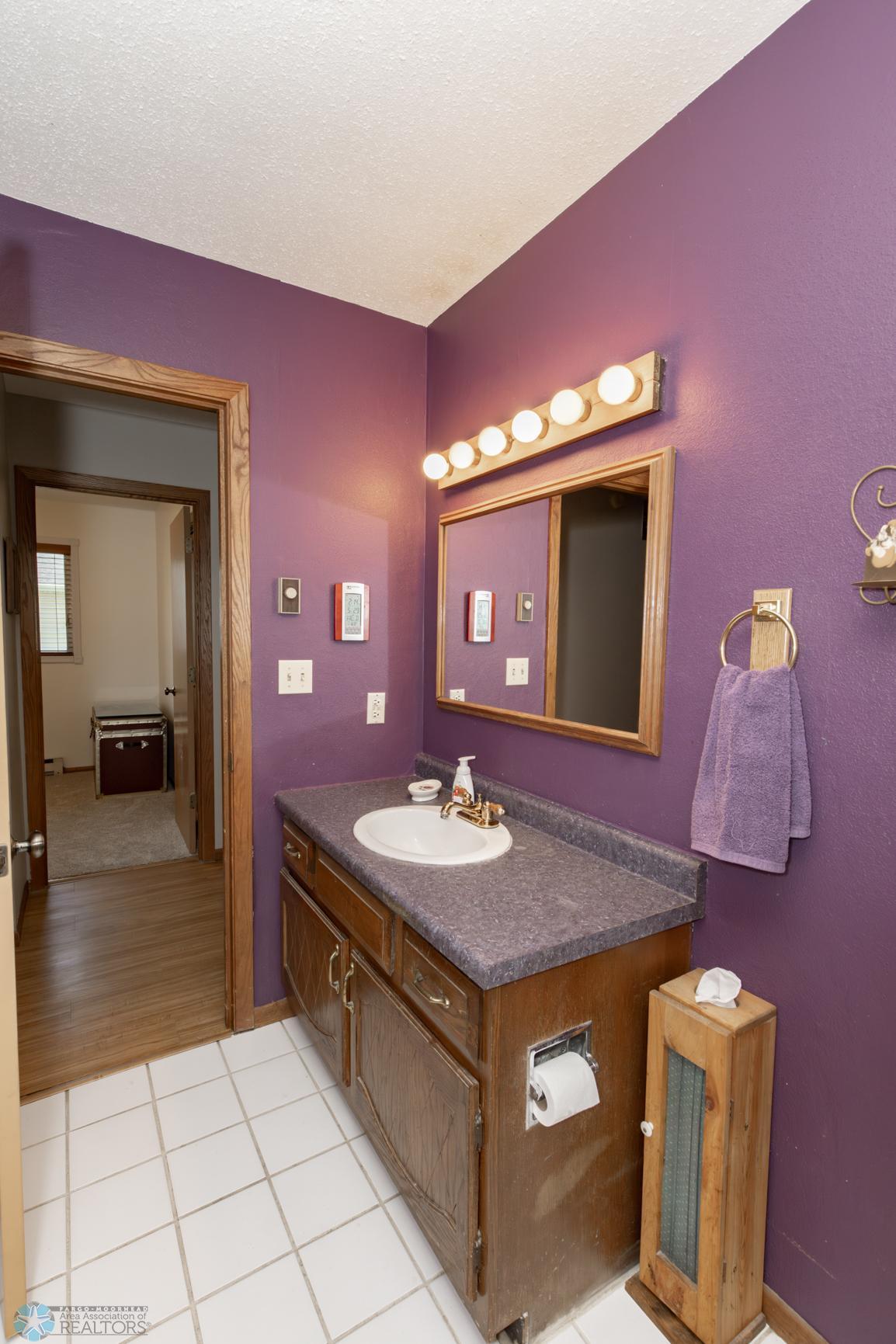 Master Bathroom - Full - Hollywood