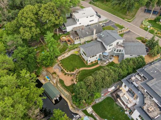 The extraordinary detail in the regrading and exceptional landscaping plan created allows you to take full advantage of the lake.