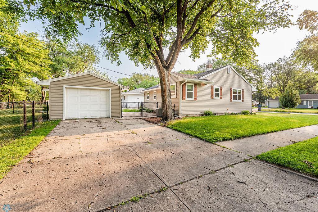 1-stall detached garage