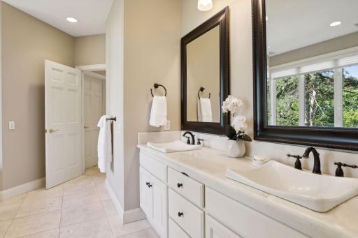 14 Lake Bay, North Oaks, MN 55127