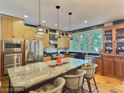 Cook and bake in this dream kitchen, the large island with granite is ideal for a quick meal or conversation.