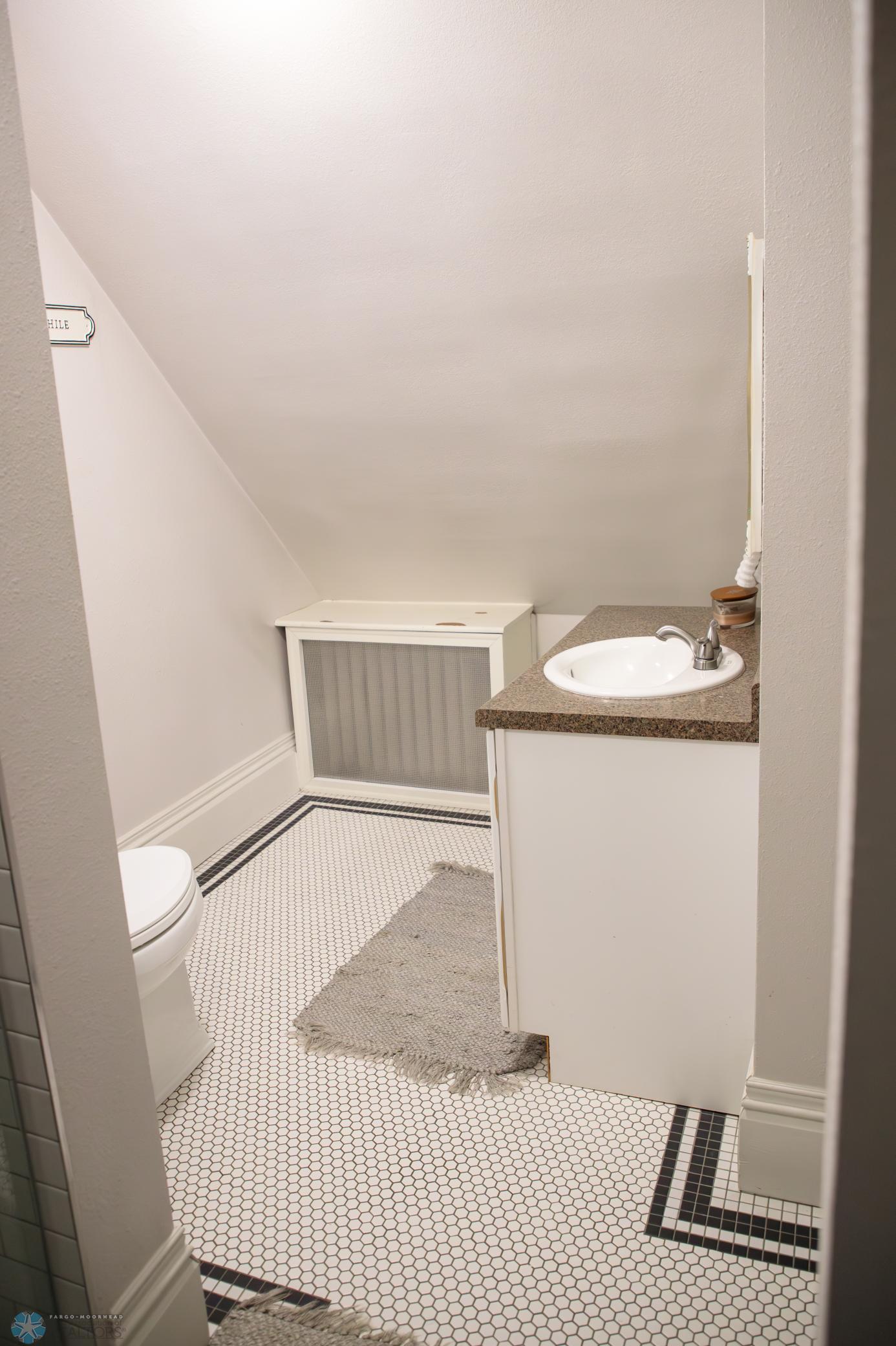 29 Third Floor Bath 4.jpg