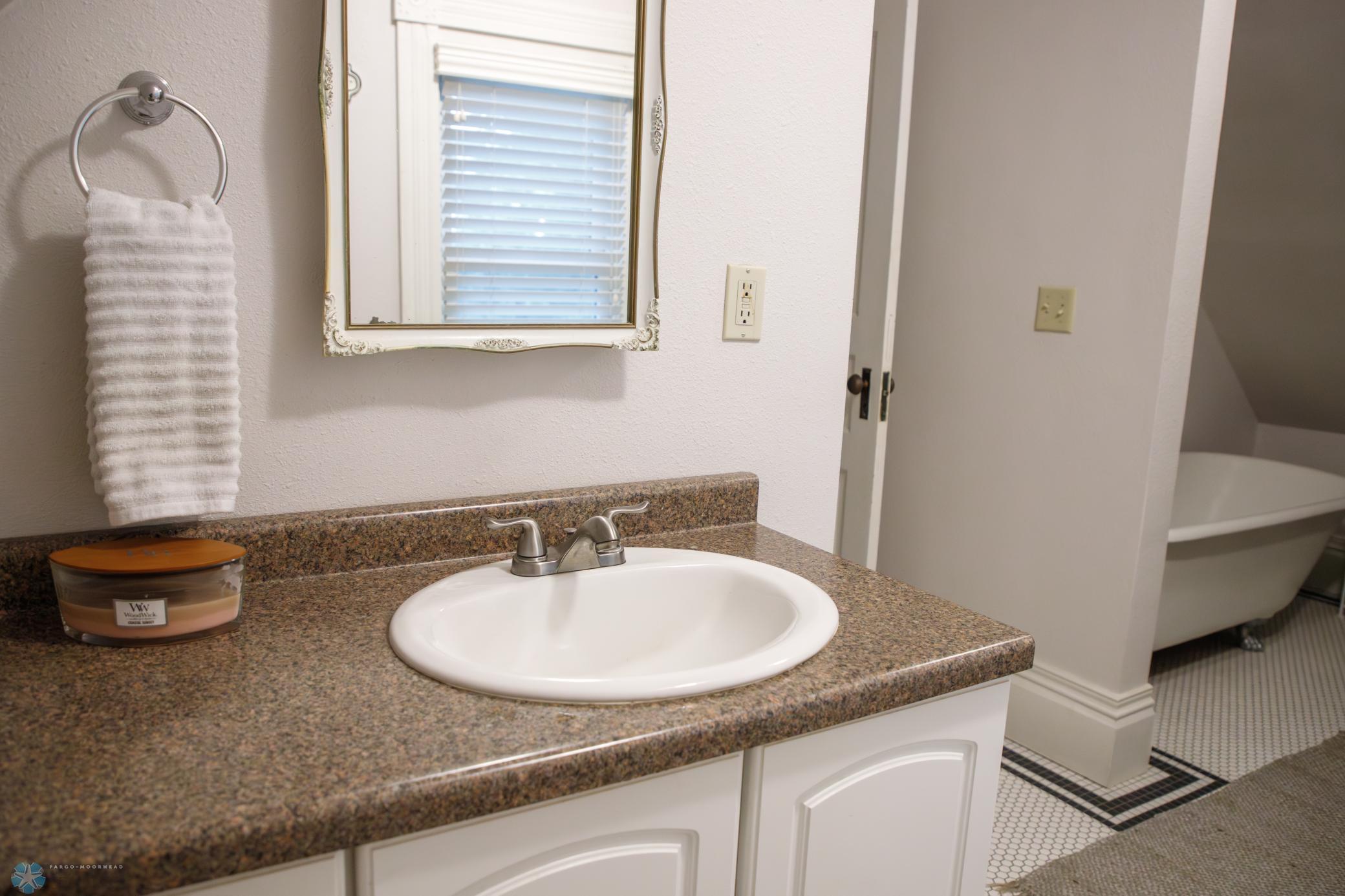26 Third Floor Bath 1.jpg