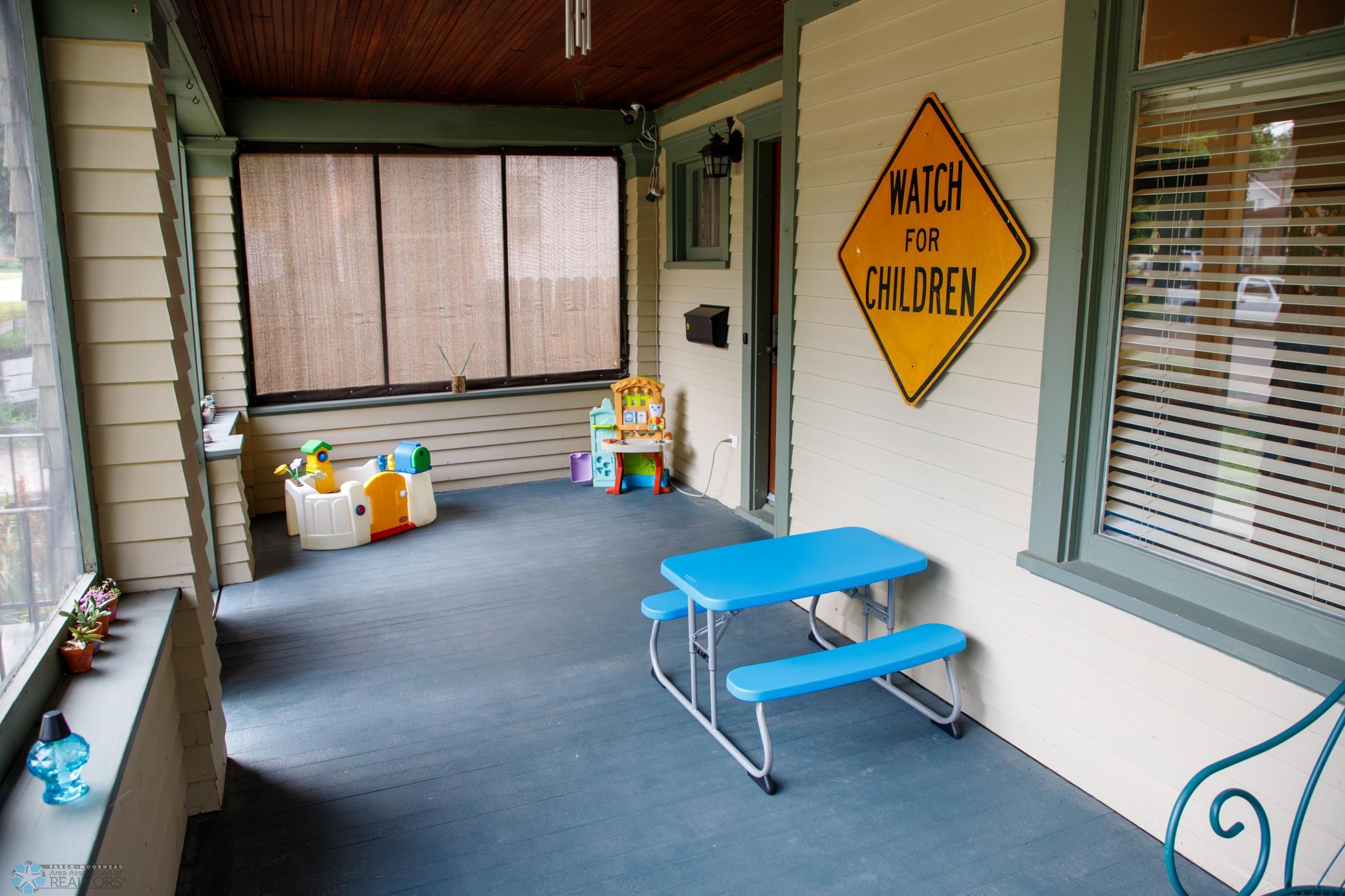 06 Front Porch 2.jpg