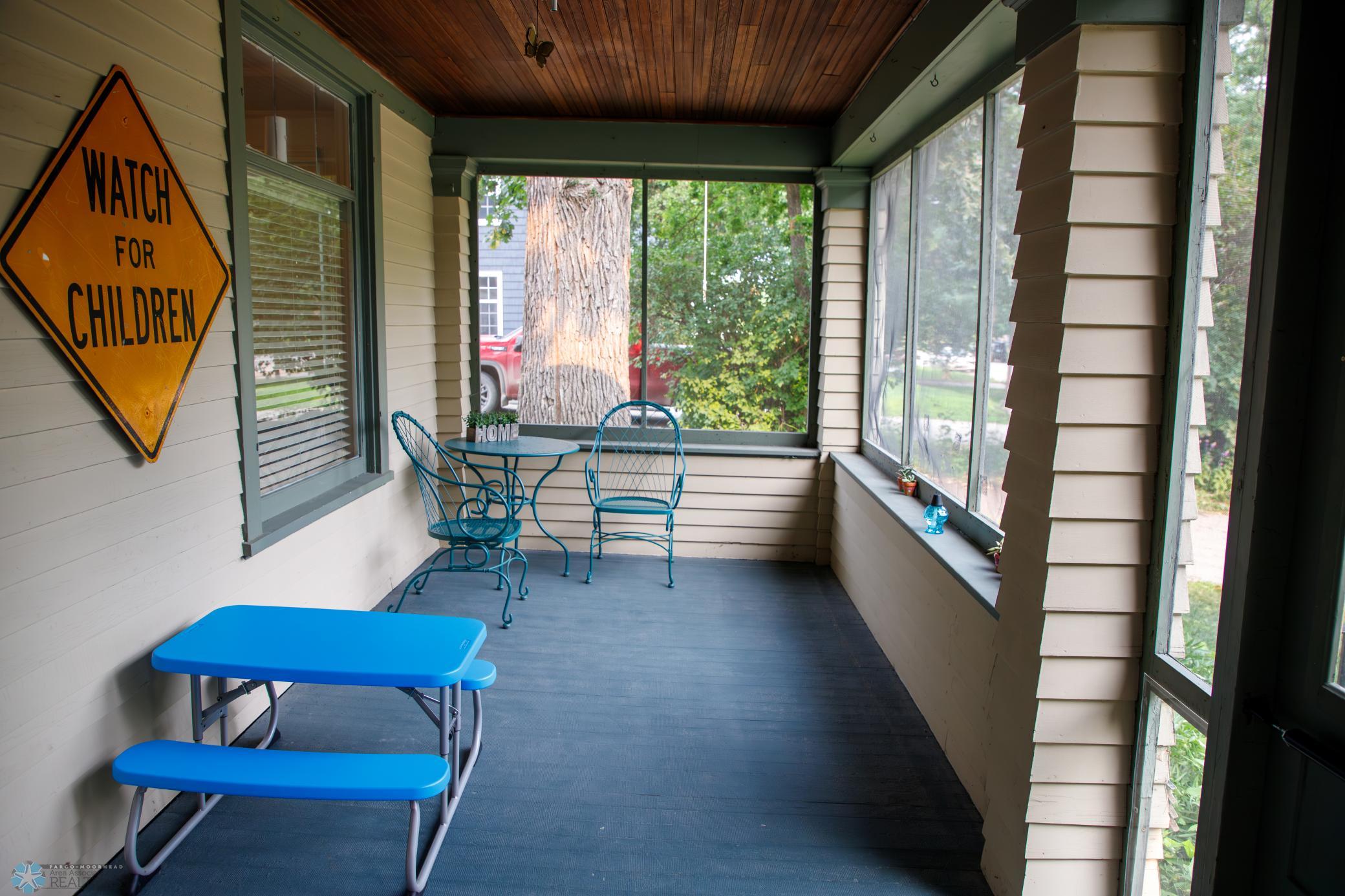 06 Front Porch 1.jpg