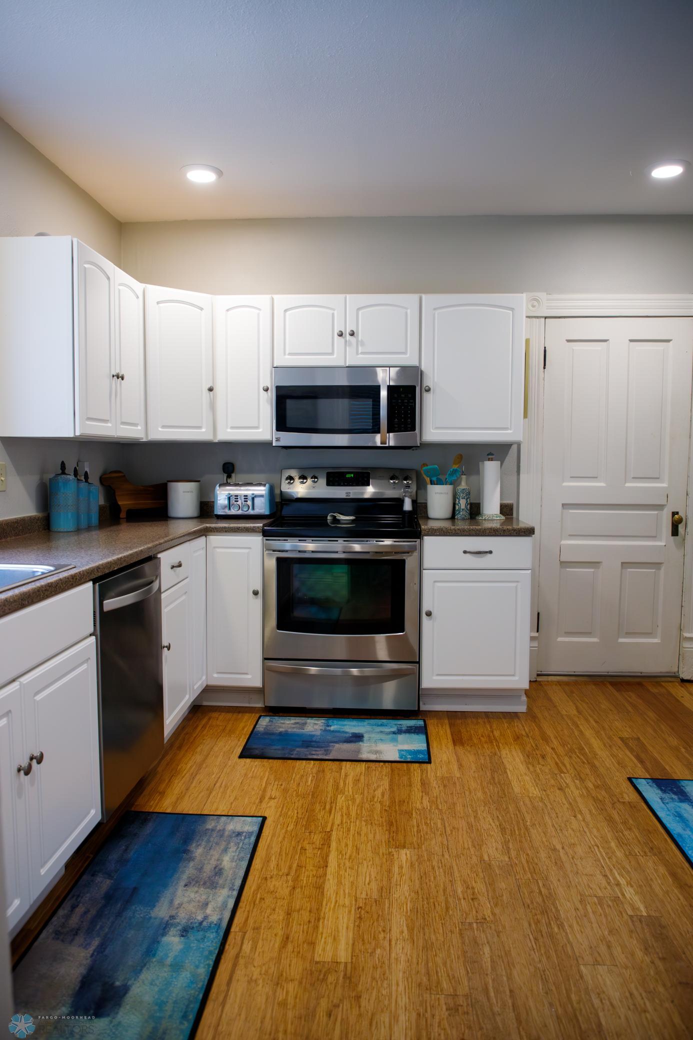 17 Kitchen 3.jpg