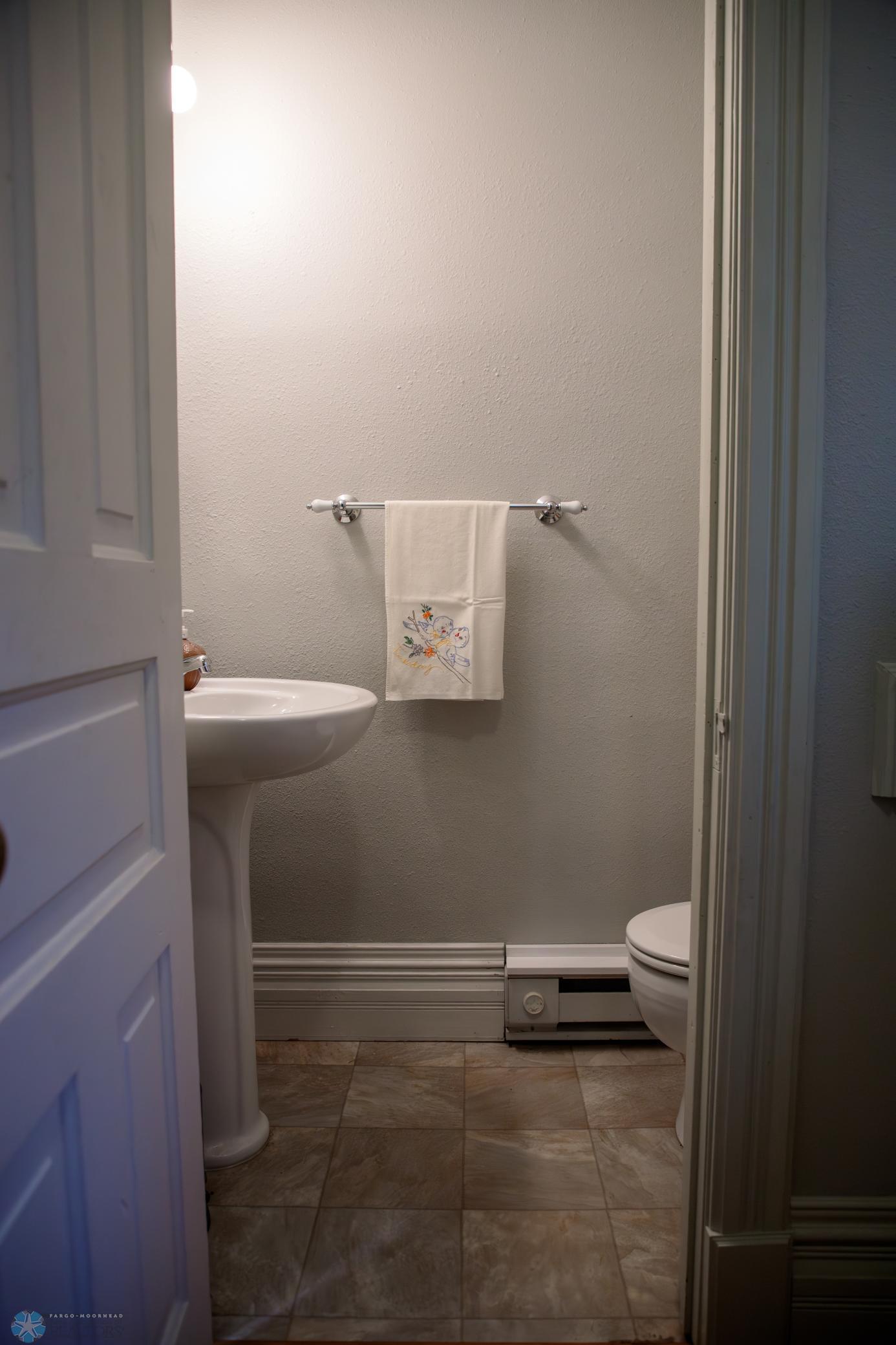 19 Main Bath.jpg