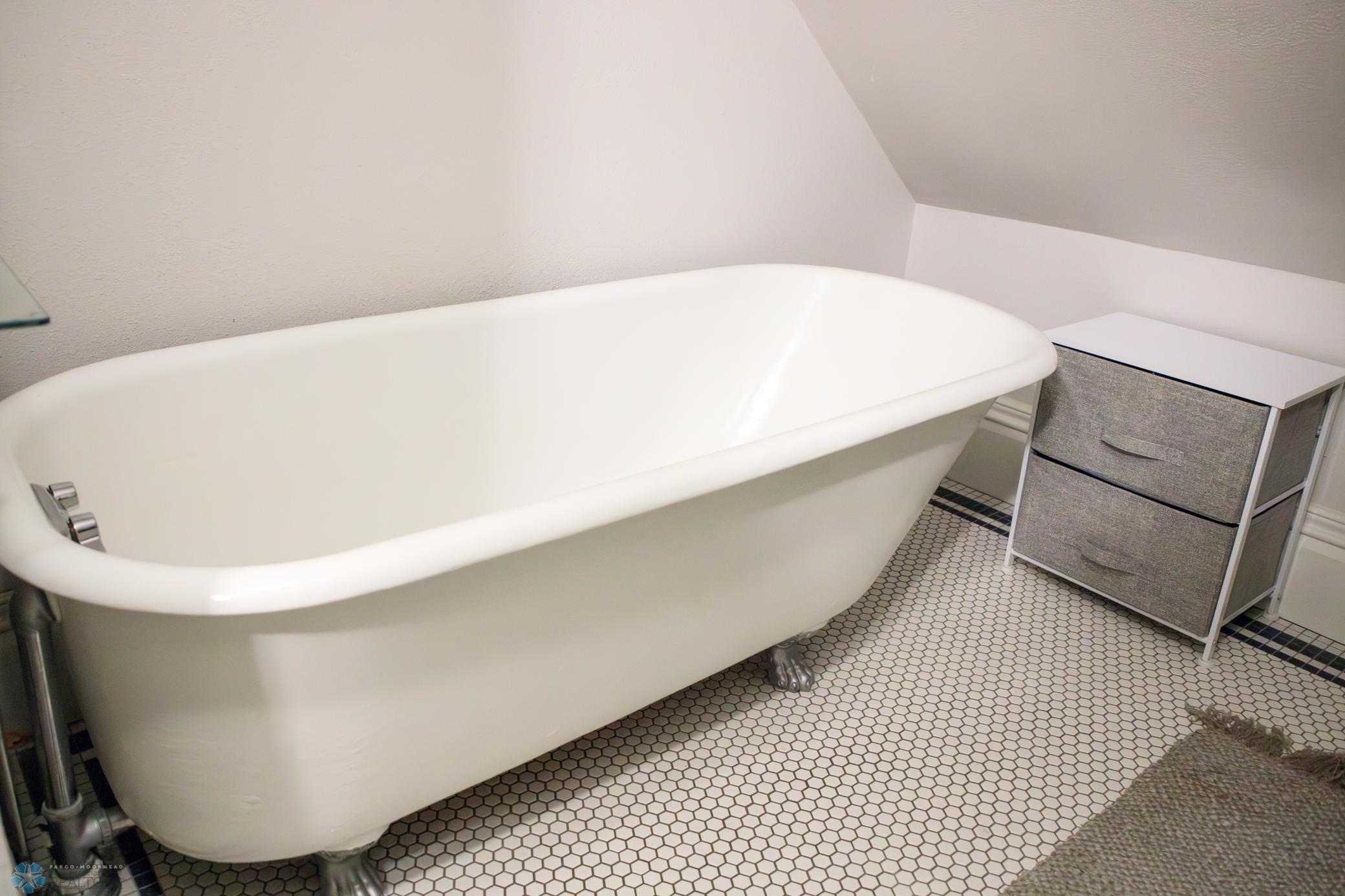 27 Third Floor Bath 2.jpg