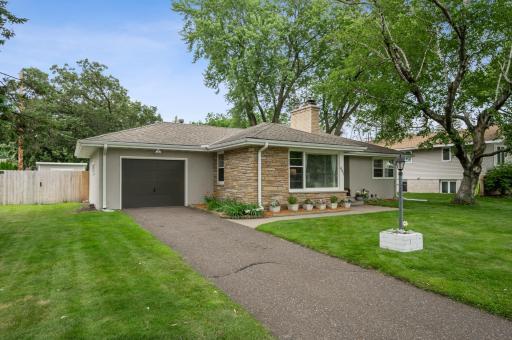 697 Grandview Avenue W, Saint Paul, MN 55113
