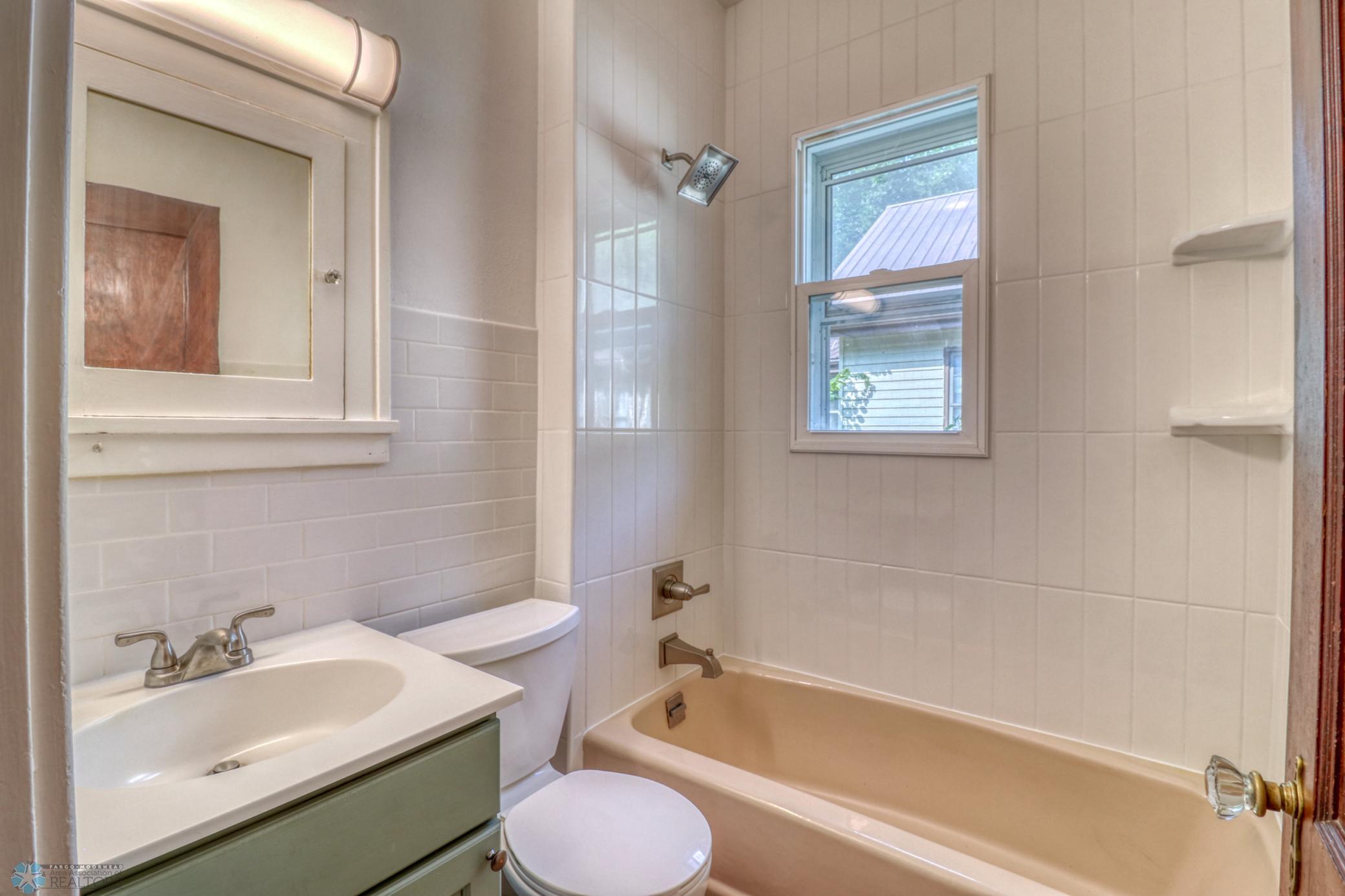 Bathroom1 (2).jpg