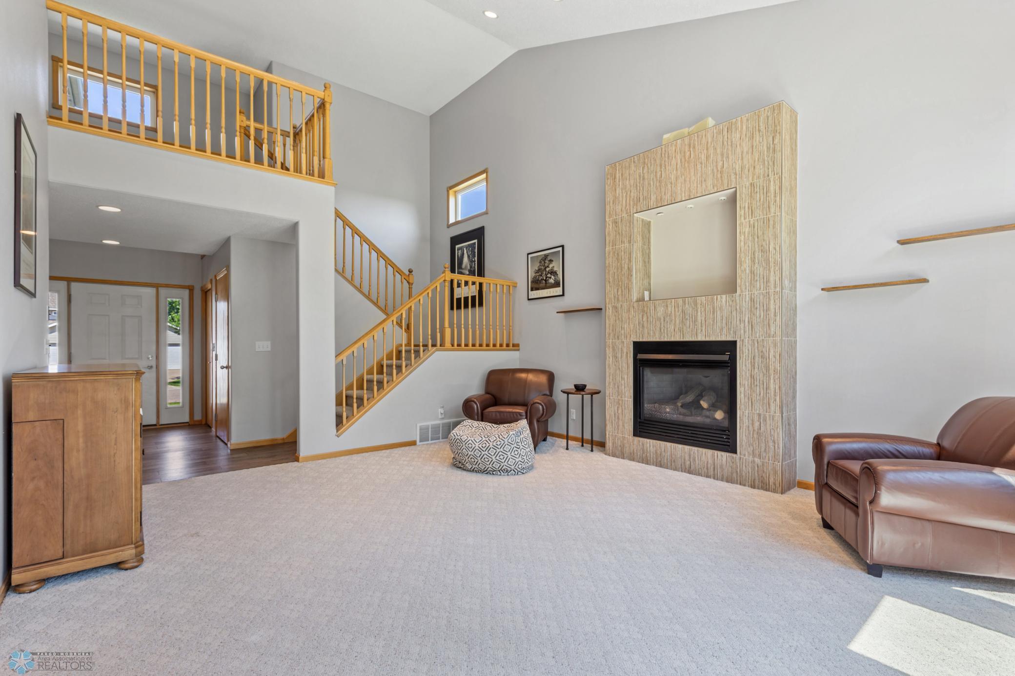 Living room w gas fireplace
