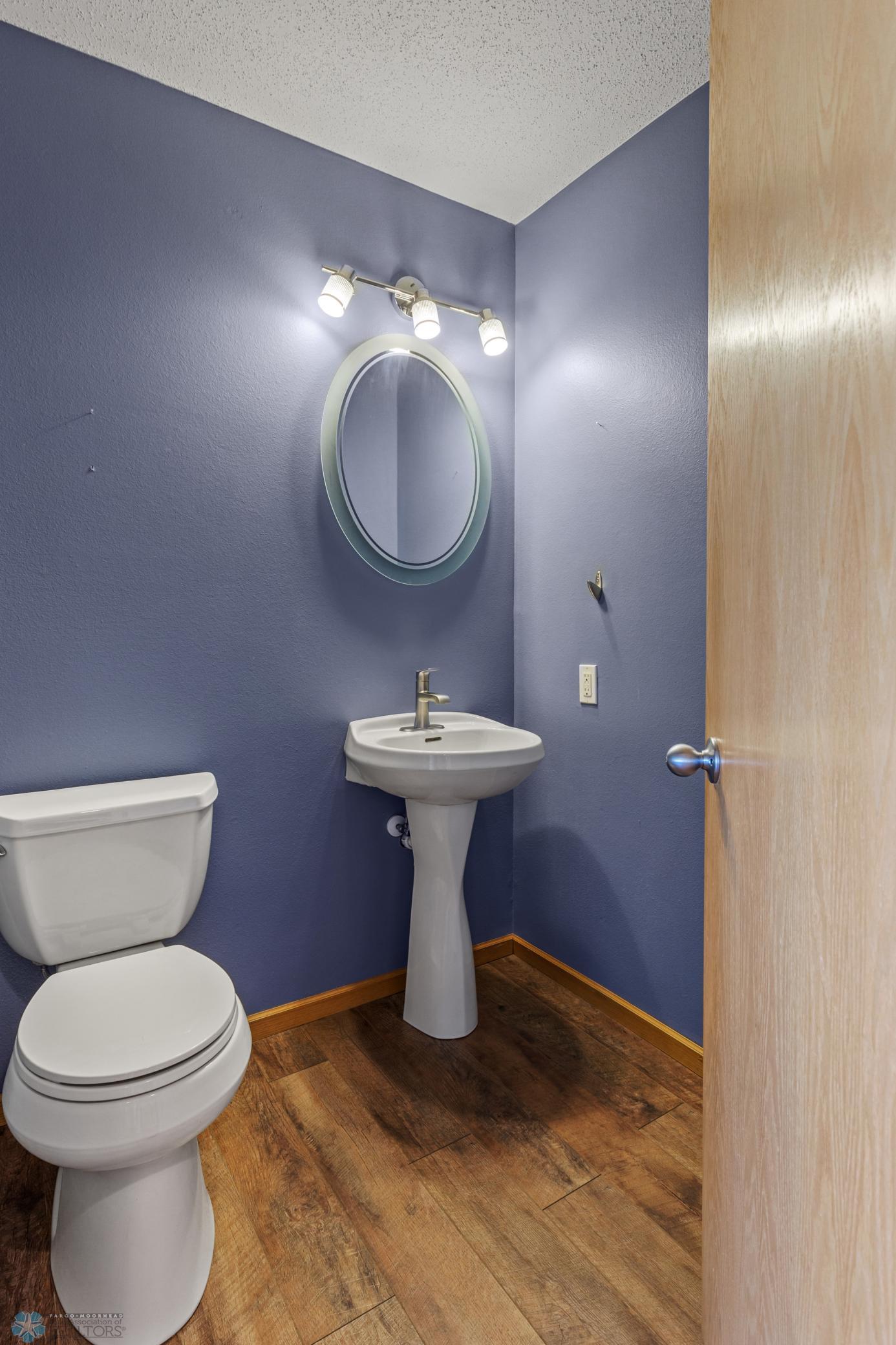 Guest 1/2 bath