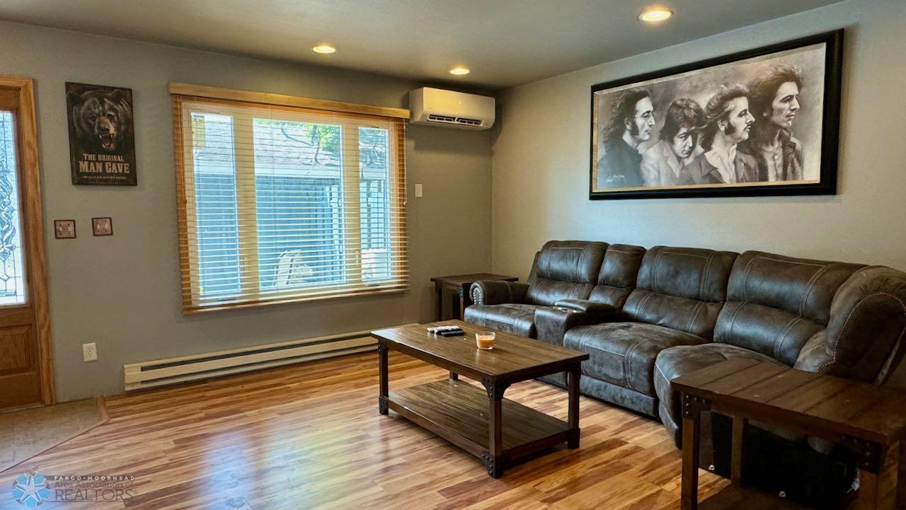 (6) Living Room.jpeg