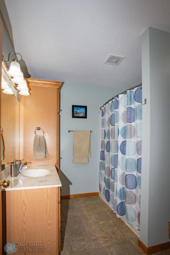 Upper Lvl Hollywood Bath with Soaking Tub