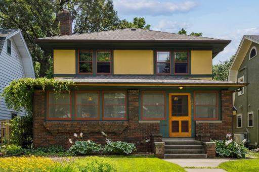 Captivating Craftsman in a great Mac-Groveland location!