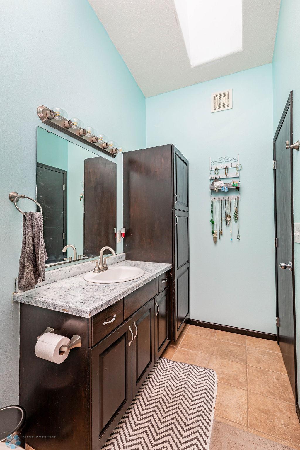 Master Bath/Hollywood Full Bath