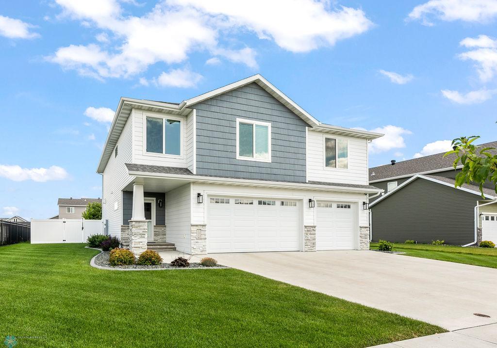 Exterior: shake, stone, vinyl, fiber board