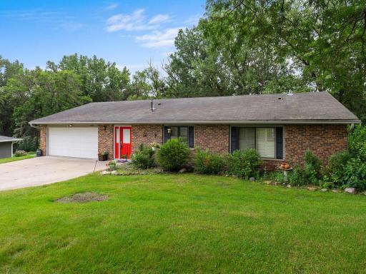 Welcome to 4108 Pepperwood Trail, Minnetonka. Located minutes from shops & restaurants, you can't beat the location!