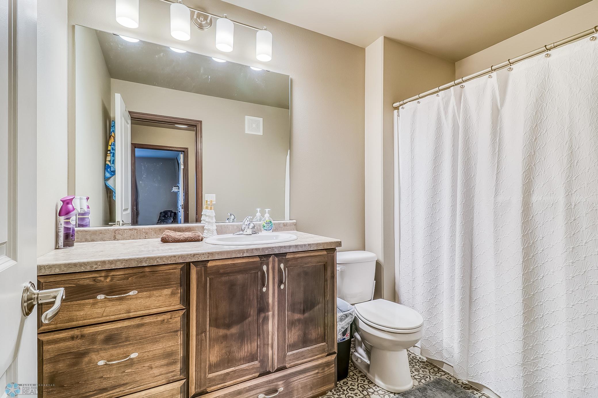 Upstairs Full Bathroom1_1.jpg