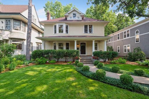 Welcome to 2460 W 22nd St. in the desirable Kenwood community.