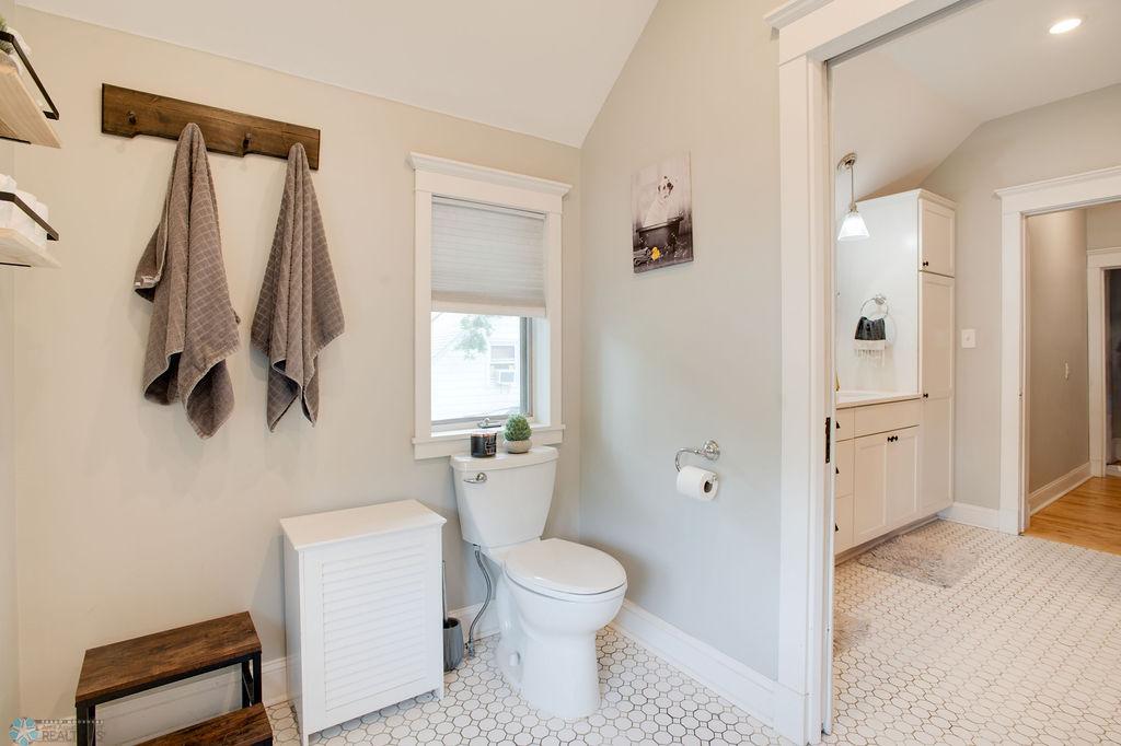 Upper level bath