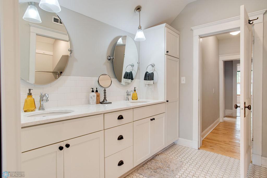 Upper level full bath